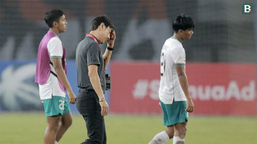 HLV Shin Tae-yong ôm đầu sau khi U-19 Indonesia bị U-19 Việt Nam và U-19 Thái Lan loại khỏi giải U-19 Đông Nam Á. ẢNH: BOLA HLV Shin Tae-yong ôm đầu sau khi U-19 Indonesia bị U-19 Việt Nam và U-19 Thái Lan loại khỏi giải U-19 Đông Nam Á. ẢNH: BOLA