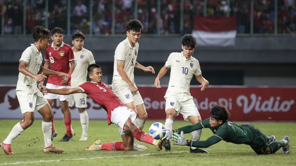 Trận Indonesia hòa Thái Lan 0-0 ở vòng bảng giảI U-19 Đông Nam Á mới đây. ẢNH: BOLA Trận Indonesia hòa Thái Lan 0-0 ở vòng bảng giảI U-19 Đông Nam Á mới đây. ẢNH: BOLA