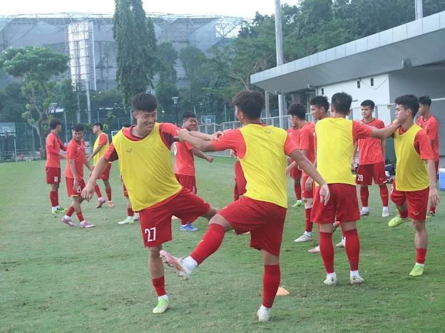 Các cầu thủ U-19 Việt Nam tập luyện trong không khí vui nhộn. ẢNH: VFF
