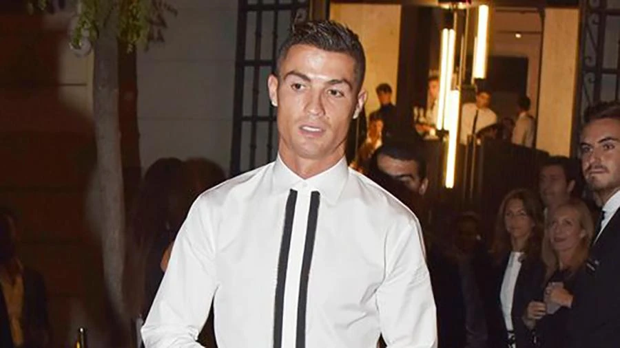Ronaldo được cho là sẽ từ chối đến Saudi Arabia thi đấu bất chấp được trả lương cực khủng. ẢNH: MIRROR