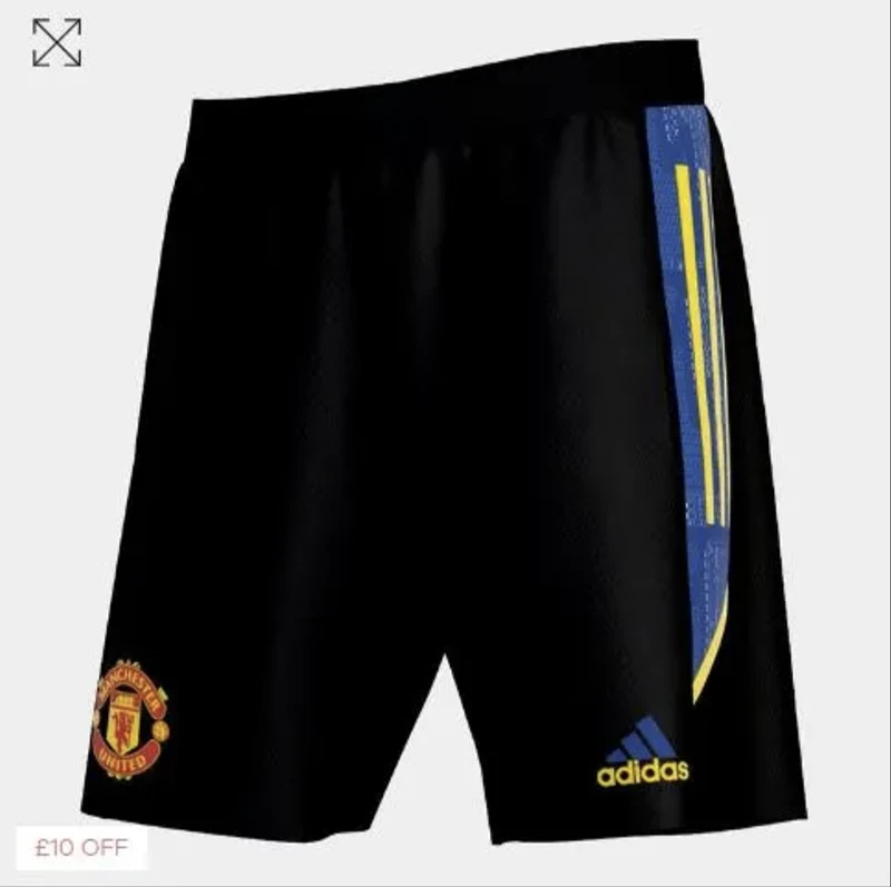 Ronaldo mặc chiếc quần đùi ở mùa giải trước của MU. ẢNH: TWITTER