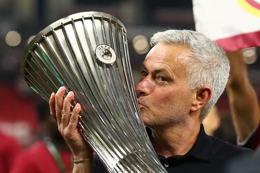 Mourinho sung sướng ôm hôn chiếc cúp vô địch Europa Conference League. ẢNH: GETTY