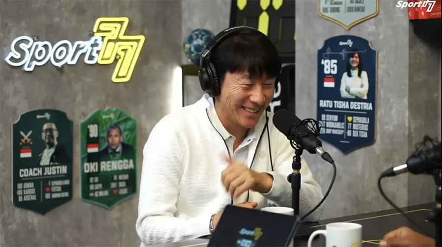 Shin Tae-yong trả lời phỏng vấn trên kênh Youtube của Sport77. ẢNH: SPORT77