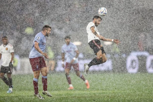 Dưới cơn mưa nặng hạt, MU không thể giữ được lợi thế 2 bàn trước Aston Villa. ẢNH: GETTY