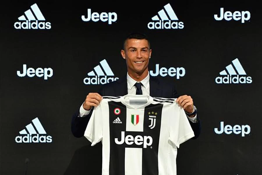 Ronaldo giữ kỷ lục là cầu thủ bán được nhiều áo đấu nhất tại Ý vào năm 2018 khi anh gia nhập Juventus. ẢNH: GETTY