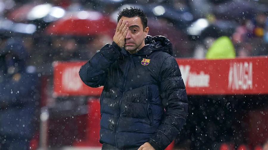HLV Xavi đã hết tiền "đi chợ". ẢNH: GETTY