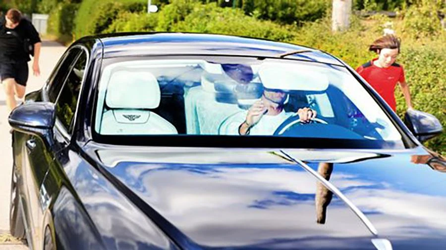 Ronaldo rời trung tâm huấn luyện Carrington sau 5 tiếng ở đây. ẢNH: MIRROR