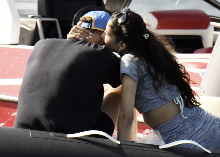 Họ thể hiện tình cảm với nhau mọi lúc. ẢNH: BACKGRID