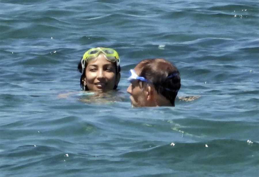 Họ tắm biển cùng nhau. ẢNH: BACKGRID