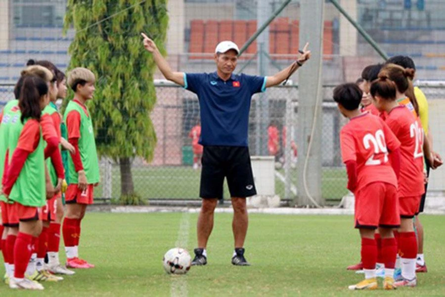 HLV Akira Ijiri đã “bén rễ” với bóng đá nữ Việt Nam, đặc biệt ở khâu đào tạo trẻ.