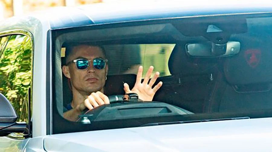 Ronaldo đang rơi vào tình thế đi không được, ở không xong. ẢNH: PA