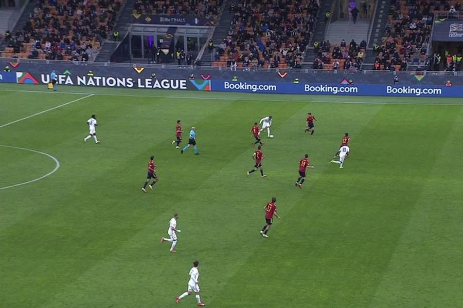 Kylian Mbappe đã việt vị khi nhận bóng nhưng bàn thắng của anh vẫn được công nhận. ẢNH: SKY SPORT Kylian Mbappe đã việt vị khi nhận bóng nhưng bàn thắng của anh vẫn được công nhận. ẢNH: SKY SPORT