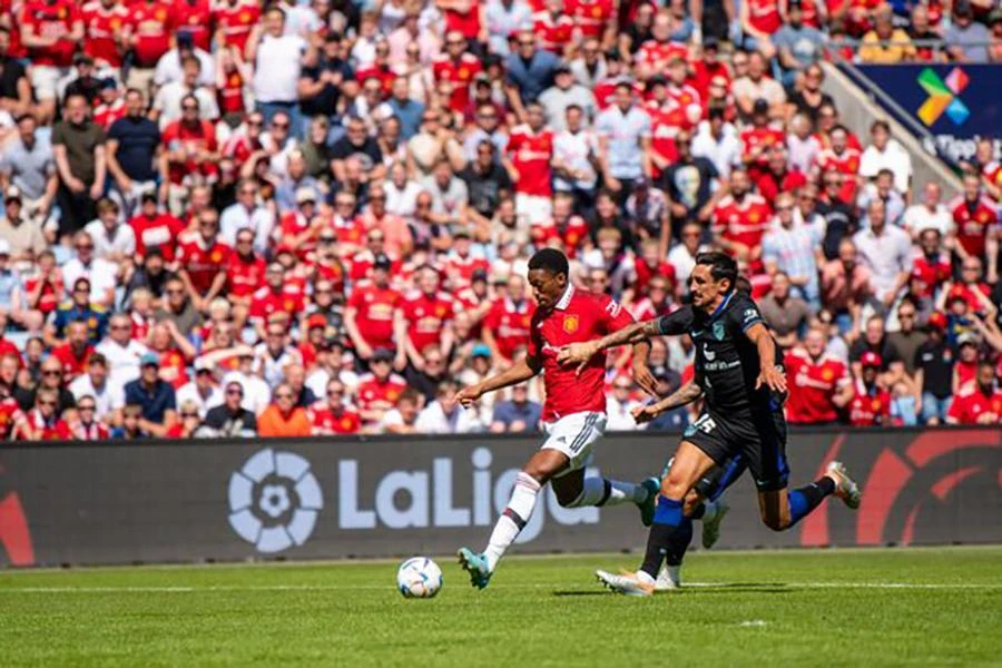 Martial bỏ lỡ cơ hội ngon ăn khi dứt điểm vọt xà trong thế đối mặt thủ môn. ẢNH: GETTY