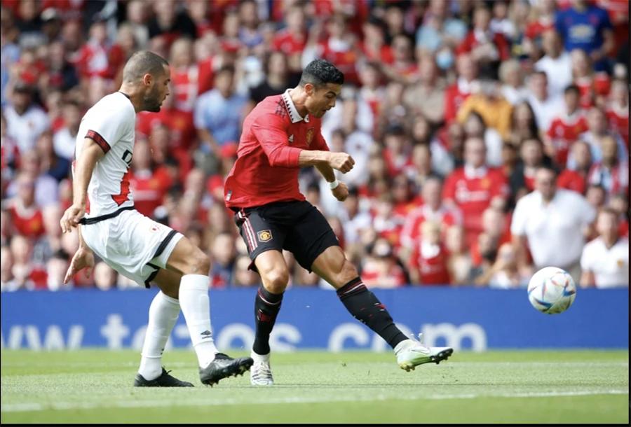 Pha dứt điểm bằng chân trái vọt xà cách khung thành chỉ vài mét của Ronaldo. ẢNH: GETTY