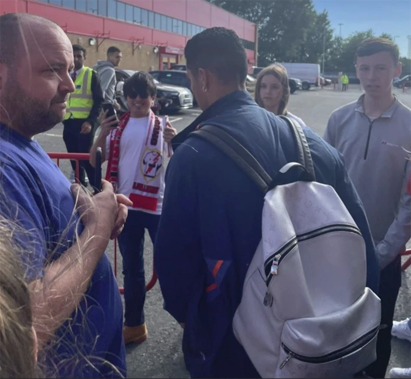 Ronaldo bỏ về khi trận đấu còn chưa kết thúc. ẢNH: SUN SPORTS