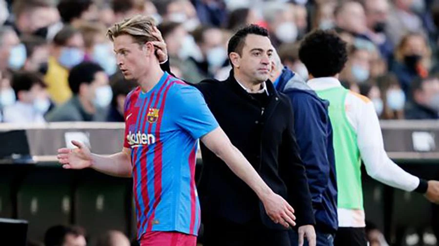 HLV Xavi không chắc chắn về tương lai của De Jong ở Nou Camp. ẢNH: GETTY
