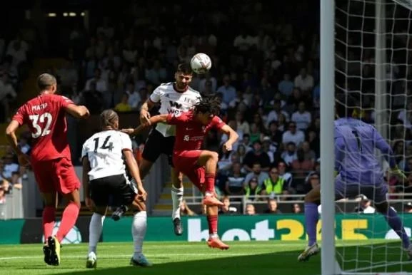 Aleksandar Mitrovic bật cao đánh đầu mở tỷ số cho Fulham. Ảnh: Getty