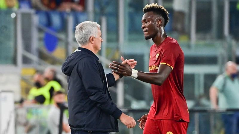 Mourinho không cản Abraham rời AS Roma trở lại quê nhà chơi bóng. ẢNH: GETTY Mourinho không cản Abraham rời AS Roma trở lại quê nhà chơi bóng. ẢNH: GETTY