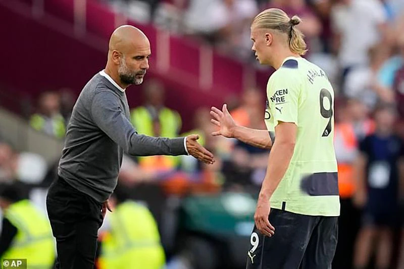 Pep Guardiola khẳng định ông không "ngủ với Haaland" để biết anh đối phó với áp lực ra sao. ẢNH: AP
