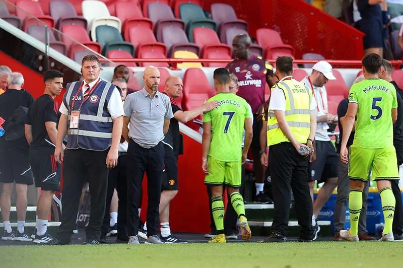 Ronaldo đi thẳng vào đường hầm rời sân. ẢNH: GETTY