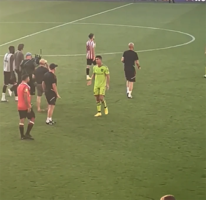 Ronaldo dường như phớt lờ yêu cầu của trợ lý McClaren. ẢNH: DAILY STAR