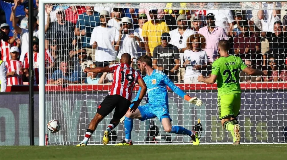Brentford có bàn thắng mở tỷ số từ sai lầm của De Gea. Ảnh: Getty