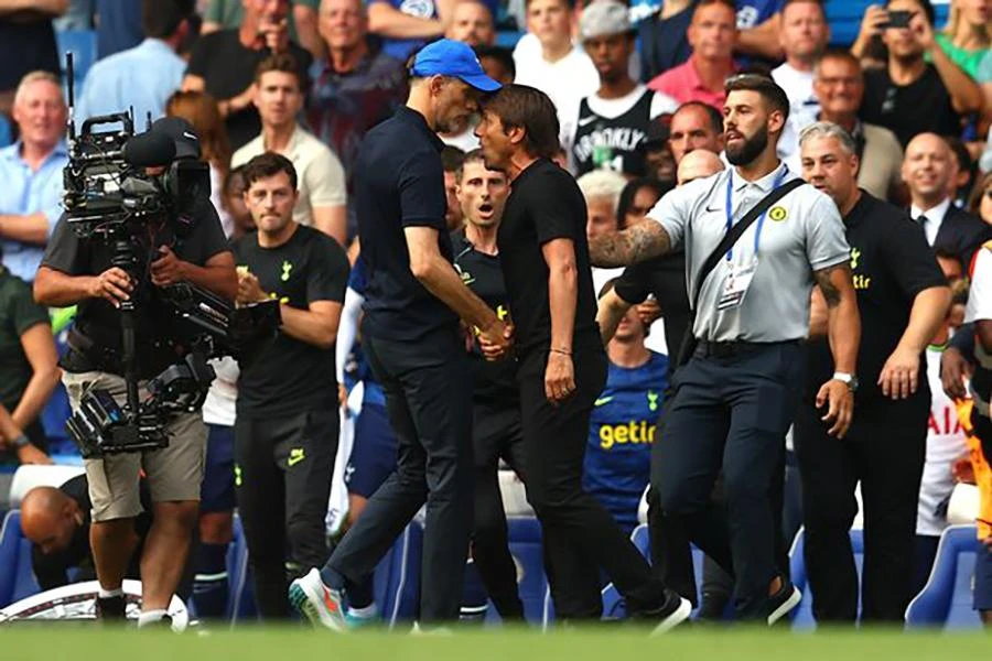 Các nhân viên hai đội phải can ngăn và hạ nhiệt cái đầu nóng của hai ông thầy danh tiếng. ẢNH: GETTY