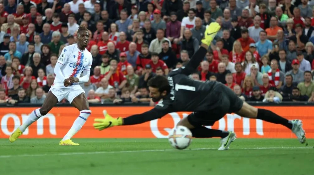 Zaha lạnh lùng mở tỷ số cho trận đấu. Ảnh: Getty