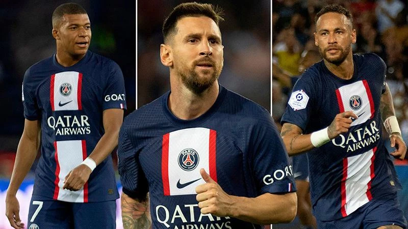 Messi đau đầu... "đứng giữa ngã ba đường" trong mâu thuẫn khó hàn gắn của Mbappe và Neymar. ẢNH: MIRROR