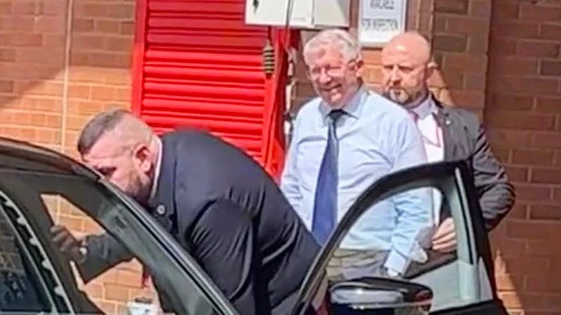 Sir Alex Ferguson chuẩn bị lên xe rời sân Old Trafford. ẢNH: MIRROR