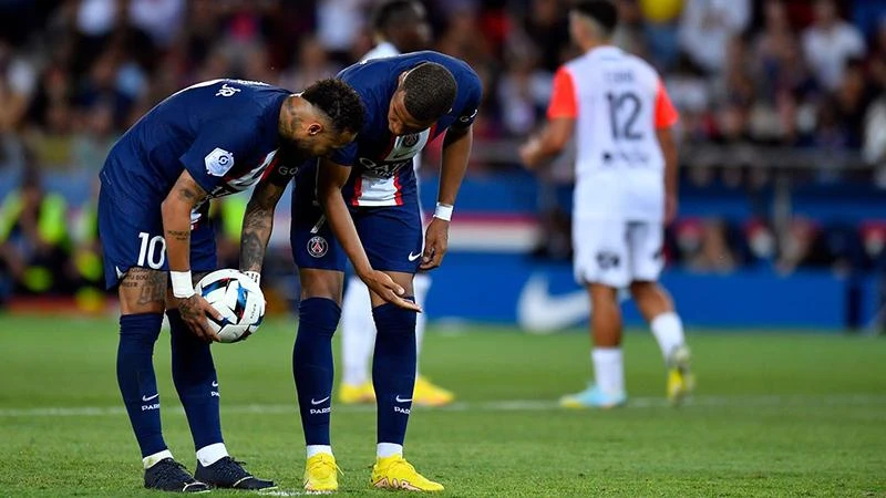 Neymar từ chối nhường đá phạt penalty cho Mbappe. ẢNH: GETTY