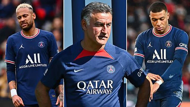 Christophe Galtier nỗ lực "phá bỏ bầu không khí độc hại trong phòng thay đồ" PSG. ẢNH: MIRROR