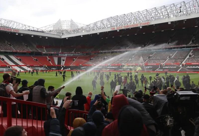 Fan MU tràn vào sân Old Trafford gây rối vào năm ngoái. ẢNH: REUTERS