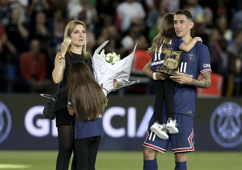 Di Maria và vợ trong ngày chia tay PSG đầy xúc động sau 7 năm ở Paris hoa lệ. ẢNH: GETTY