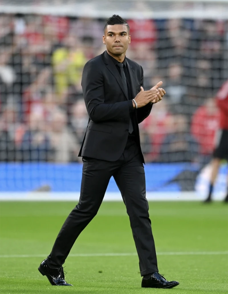 Casemiro cười rất tươi và vỗ tay chào khán giả sân Old Trafford. ẢNH: GETTY