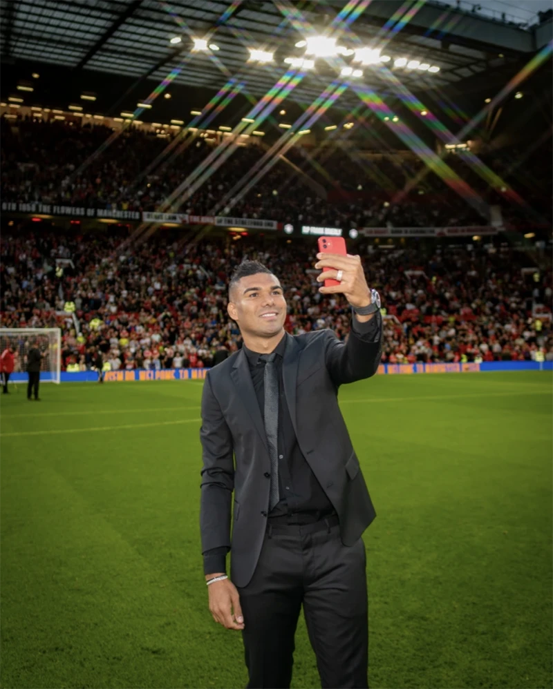 Casemiro chụp ảnh selfie ngay trên ở giữa sân Old Trafford. ẢNH: GETTY