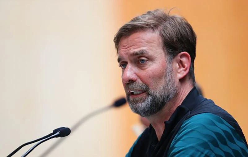 Klopp bông đùa rằng ông đã sai vì không mua thêm tiền vệ. ẢNH: GETTY