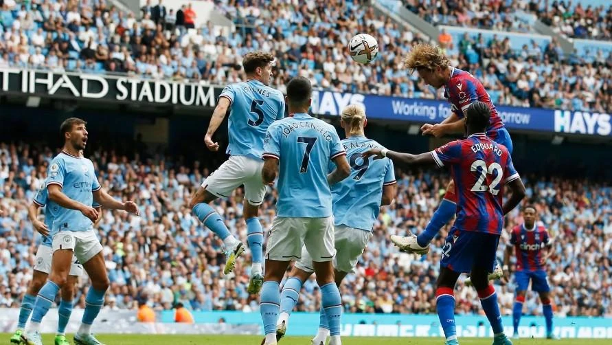 Man City bế tắc trong hiệp 1 và bị dẫn 2 bàn thắng. Ảnh: Getty