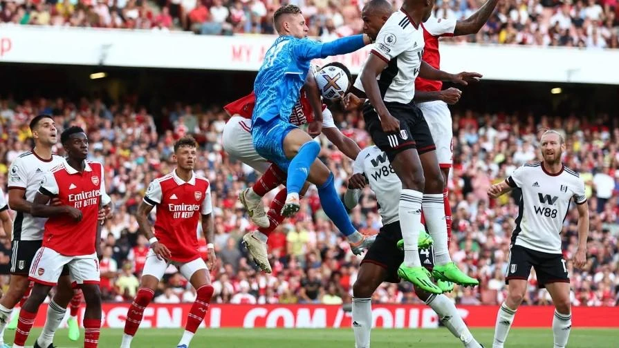 Mitrovic giúp Fullham vươn lên dẫn trước sau sai lầm của Gabriel Jesus . Ảnh: Getty