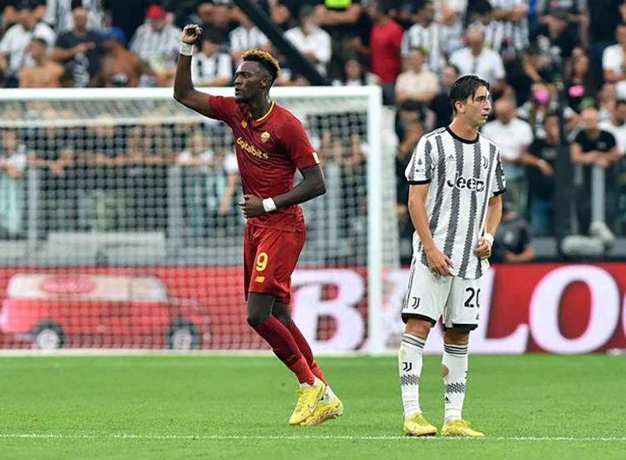 Tammy Abraham ăn mừng bàn thắng gỡ hòa cho AS Roma. ẢNH: REUTERS