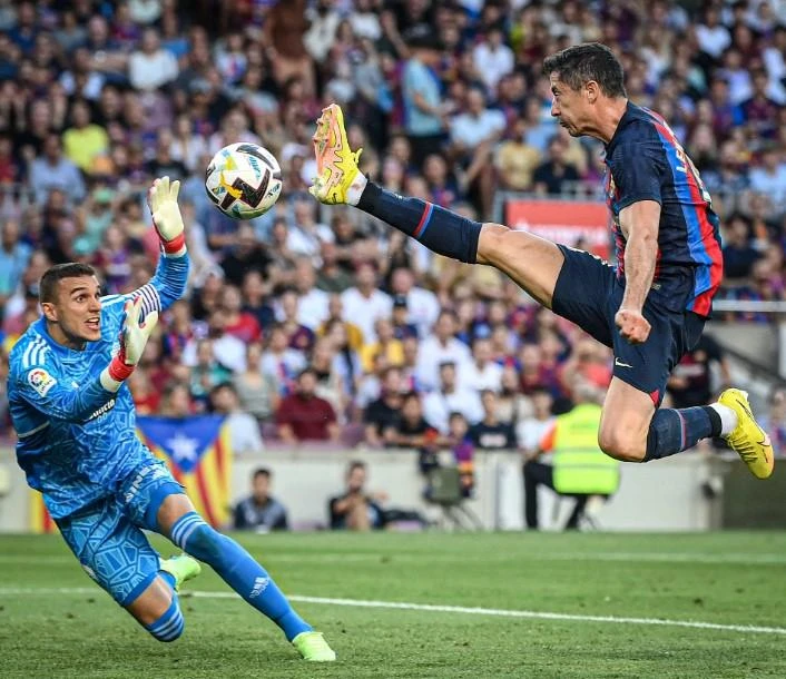 Barcelona tiếp tục leo cao với sự tỏa sáng của Lewandowski.