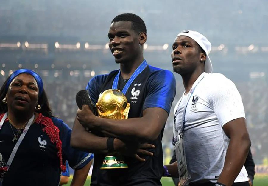 Paul Pogba, Mathias Pogba và bà Yeo Moriba trong ngày Pháp vô địch World Cup 2018. ẢNH: GETTY