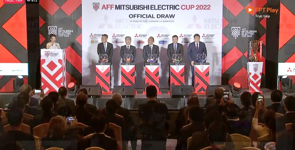 Lãnh đạo liên đoàn bóng đá các quốc gia tiến hành lễ bốc thăm chia bảng AFF Cup 2022.