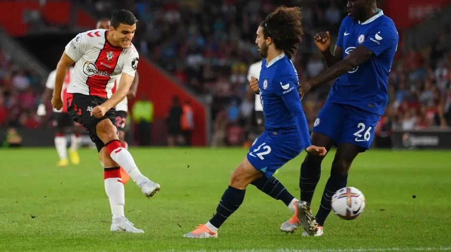 Chelsea vẫn bị khai thác ở khu vực trung tuyến. Ảnh: Getty