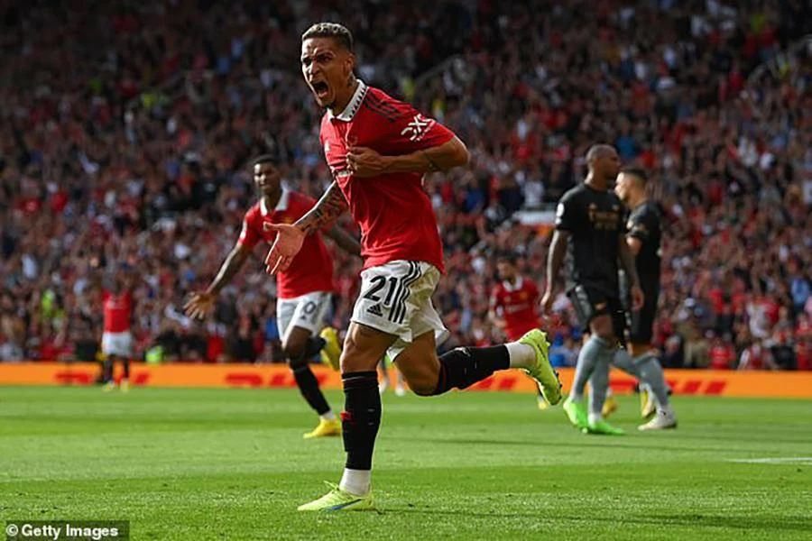 Antony vừa ra mắt MU đã điền tên mình lên bảnG điện tử. ẢNH: GETTY