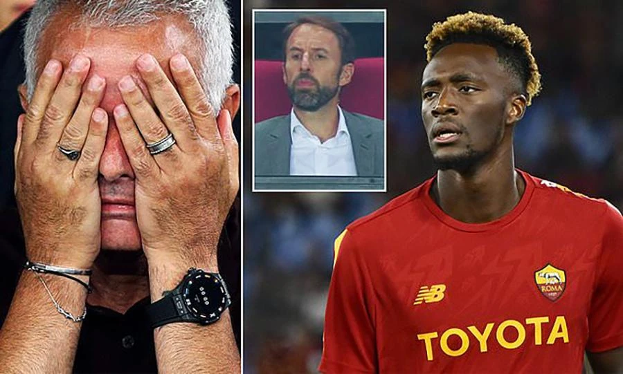 HLV tuyển Anh Gareth Southgate đến sân "xem giò" Tammy Abraham và chứng kiến AS Roma của Mourinho nhận thất bại muối mặt. ẢNH: DAILY MAIL