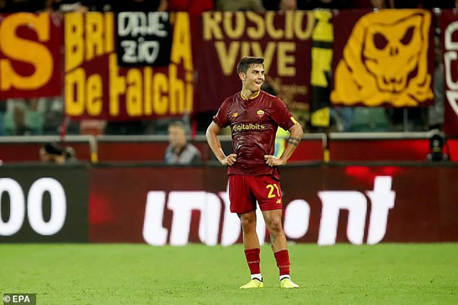 Mourinho xem Dybala là cầu thủ của AS Roma xuất sắc nhất trận đấu. ÀNH: EPA