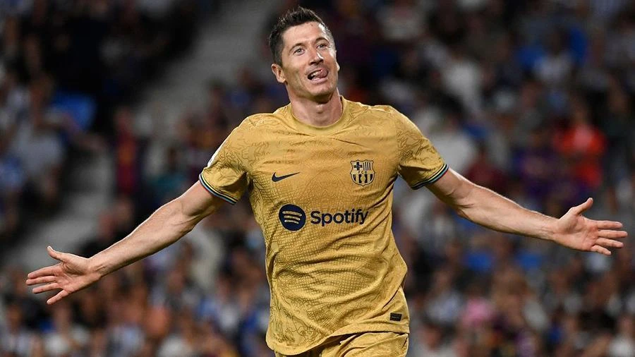 Lewandowski càng già càng hưởng lương cao ở Barca, trừ năm cuối của hợp đồng. ẢNH: GETTY