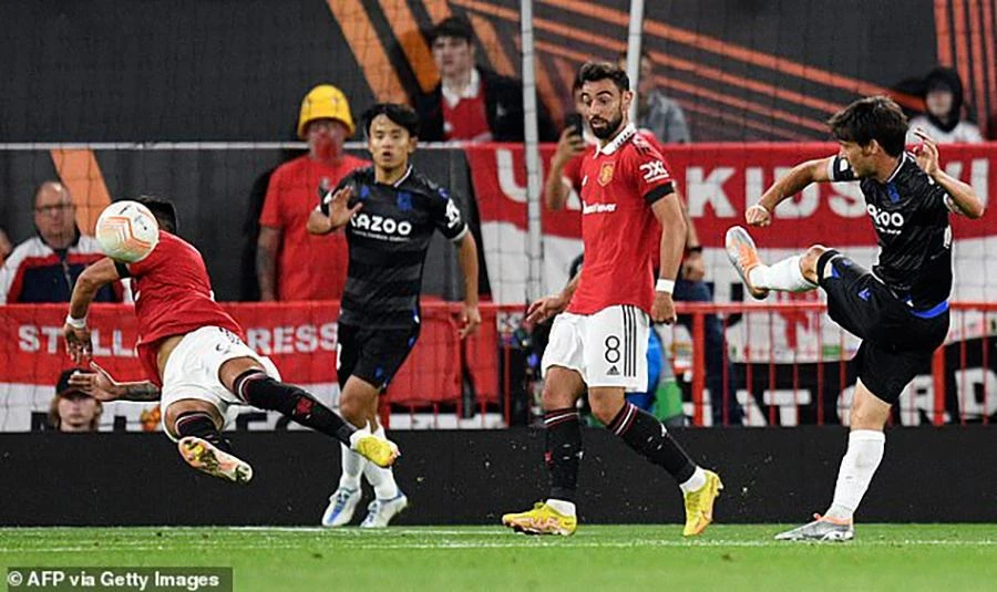 Tình huống để bóng chạm tay trong vòng cấm của Martinez. ẢNH: GETTY