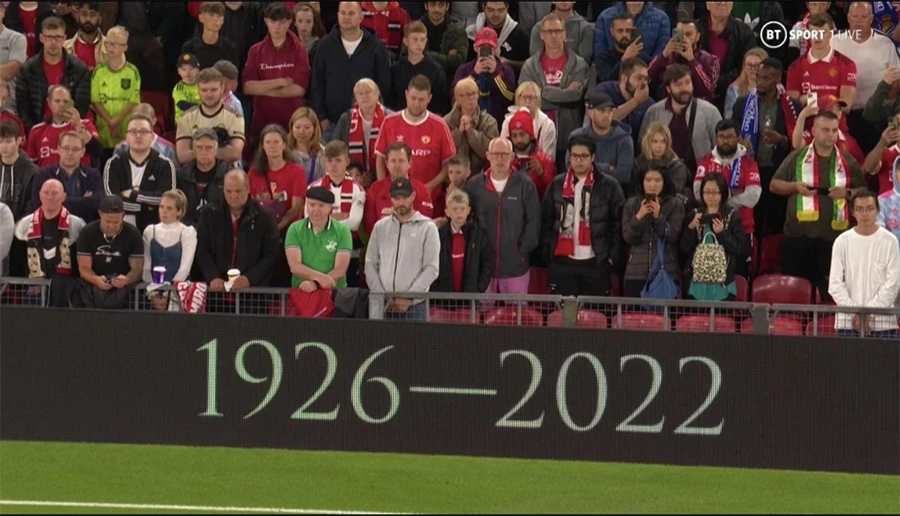 Không khí trầm mặc bao phủ các sân cỏ ở Anh sau thông tin Nữ hoàng Anh qua đời. ẢNH: SUN SPORTS